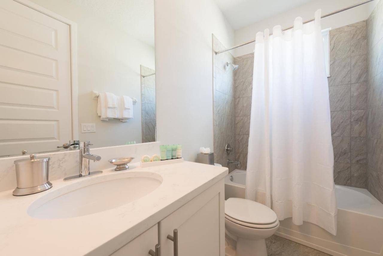 Chic Home With Private Pool Near Disney World By Rentyl - 7706F Orlando Bagian luar foto
